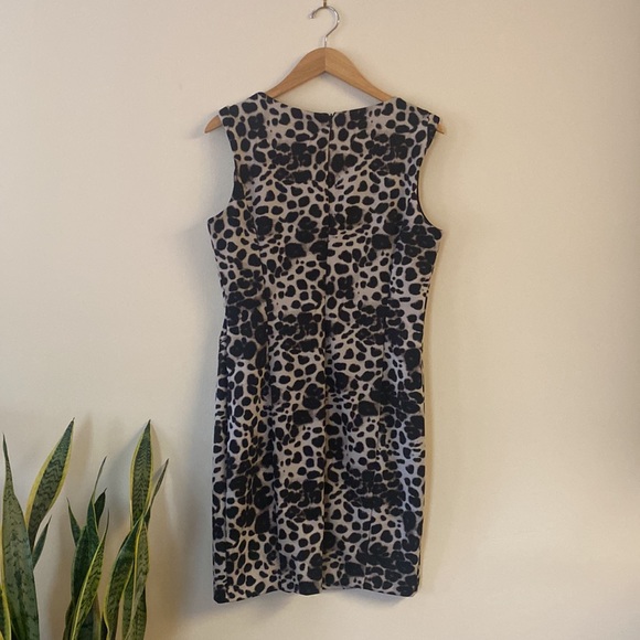 Jennifer Lopez animal print dress chain detail - Picture 8 of 8